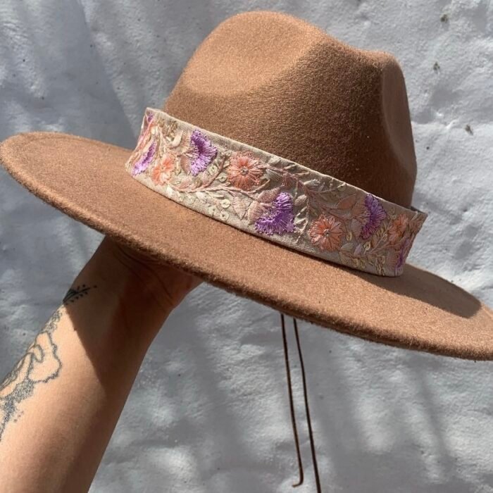 Sombrero de paño con bordado
