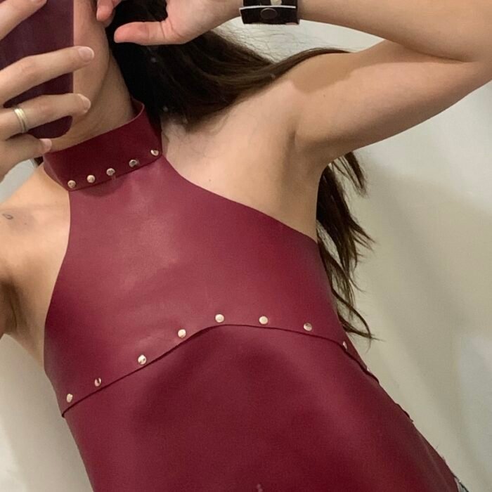 Top de cuero con remaches