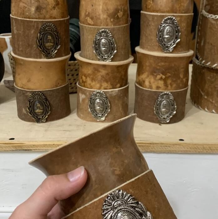 Mate criollo de calabaza con base de cuero y escudo argentino
