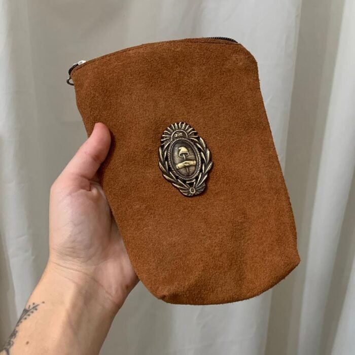 Yerbero de cuero artesanal con escudo argentino