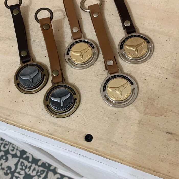 Llavero de cuero Patagonia Ballena artesanal